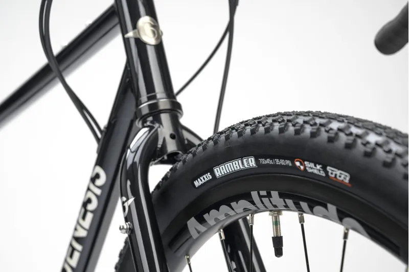 Genesis Croix De Fer 20 Gravel Bike in Burt Bachablack Black-5