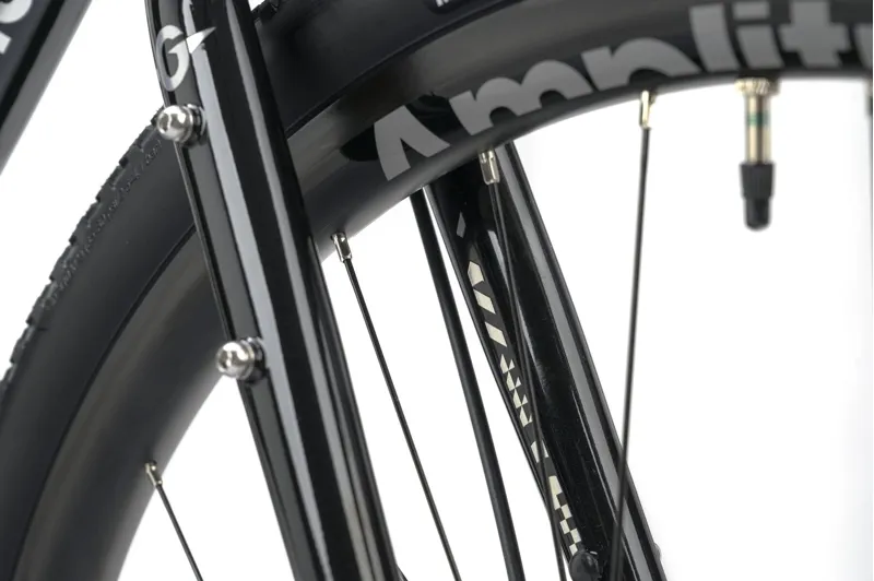 Genesis Croix De Fer 20 Gravel Bike in Burt Bachablack Black-6