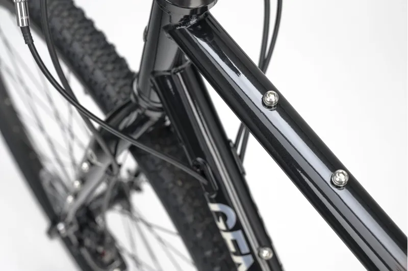 Genesis Croix De Fer 20 Gravel Bike in Burt Bachablack Black-9