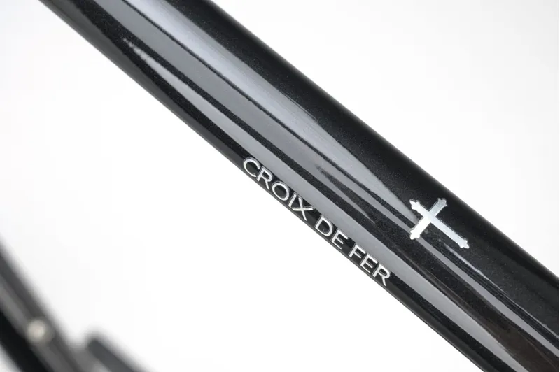 Genesis Croix De Fer 20 Gravel Bike in Burt Bachablack Black-10