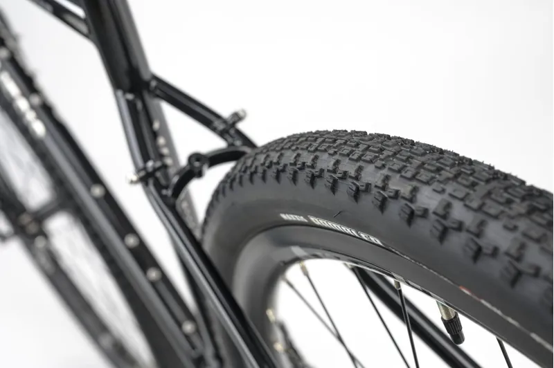 Genesis Croix De Fer 20 Gravel Bike in Burt Bachablack Black-12